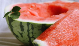 今日立秋记得吃瓜,瓜果飘香，品味秋天的第一口甜蜜